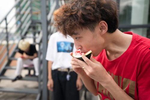 小周在线吃瓜,揭秘娱乐圈幕后风云