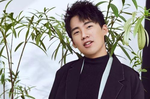 郭麒麟路边吃瓜事件,娱乐圈新动态曝光