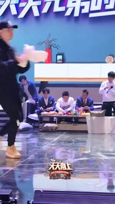 兄弟吃瓜看戏,吃瓜看戏，共度欢乐时光