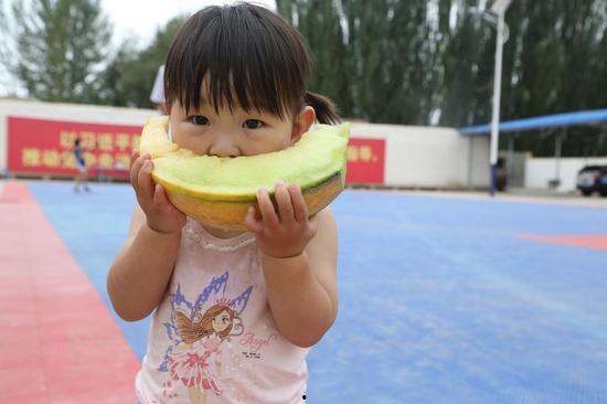 小孩吃老汉瓜,小孩吃老汉瓜，共享家族甜蜜记忆