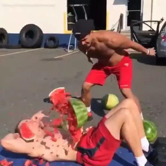 吃瓜腹肌男友,甜蜜与幽默并存