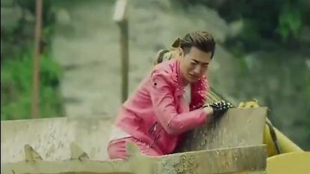 美女在电梯边吃瓜,引发网友热议