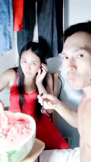 情侣吃瓜挑战,情侣吃瓜大赛，甜蜜瞬间尽收眼底