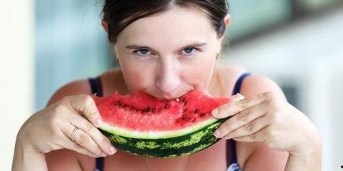 红衣女吃瓜,揭秘娱乐圈幕后风云