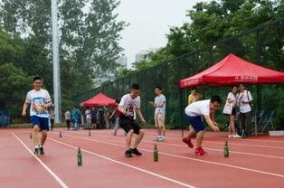 大学操场吃瓜图片,校园生活趣味盎然