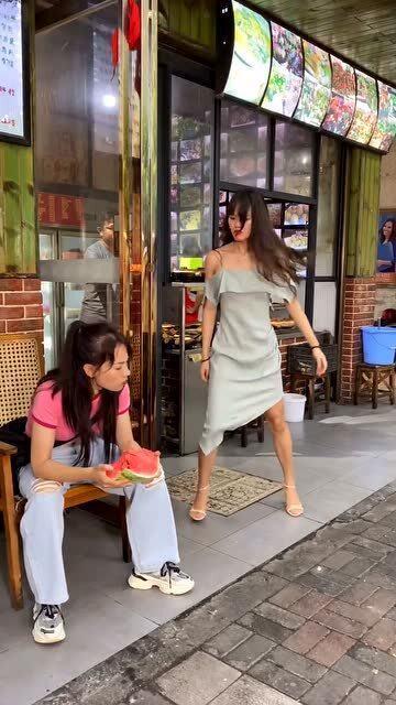 情侣吃瓜并排坐,并排坐享悠闲时光