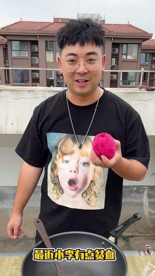 小李坐好板凳吃瓜,小李的悠闲午后时光