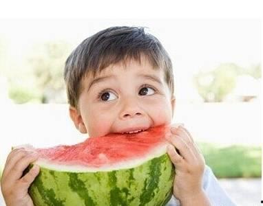 小李坐好板凳吃瓜,小李的悠闲午后时光