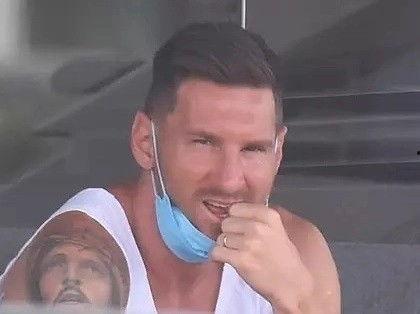 道边吃瓜群众,见证时代变迁的街头风景