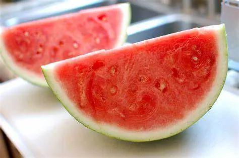 企鹅吃瓜的正确方法,轻松掌握萌宠美食技巧