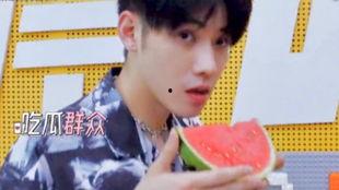 吃瓜帅哥的图片